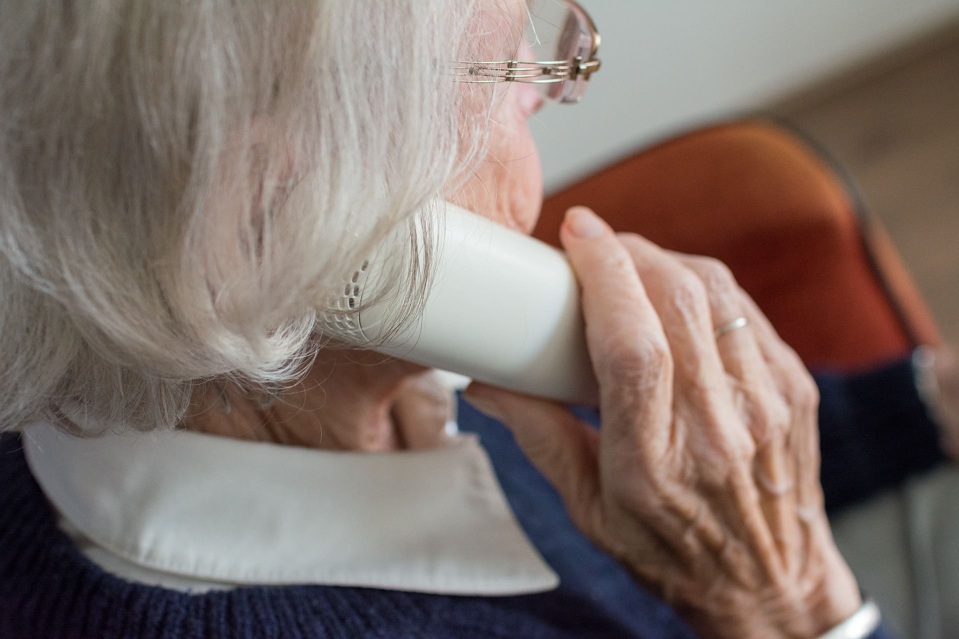 Plaudern am Telefon - Nachbarschaftshilfe