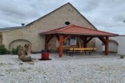 Lauschiger Rastplatz hinter der Spitalskirche in Röhrenbach