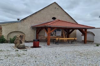 Lauschiger Rastplatz hinter der Spitalskirche in Röhrenbach