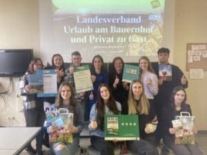 Elisabeth Schmid vom Gästering Waldviertel und Petra Fraißl vom Kibitzhof informierten die Schülerinnen und Schüler des 2. Jahrganges der Fachschule Wirtschaft im Schulzentrum Gmünd, über die Möglichkeiten und Vorteile der Vermietung im Tourismusbereich.