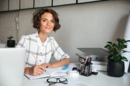 smiling-pretty-woman-working-by-the-table