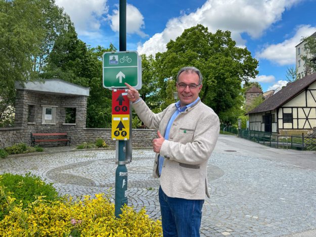 GF Tom Bauer freut sich über die professionelle Beschilderung