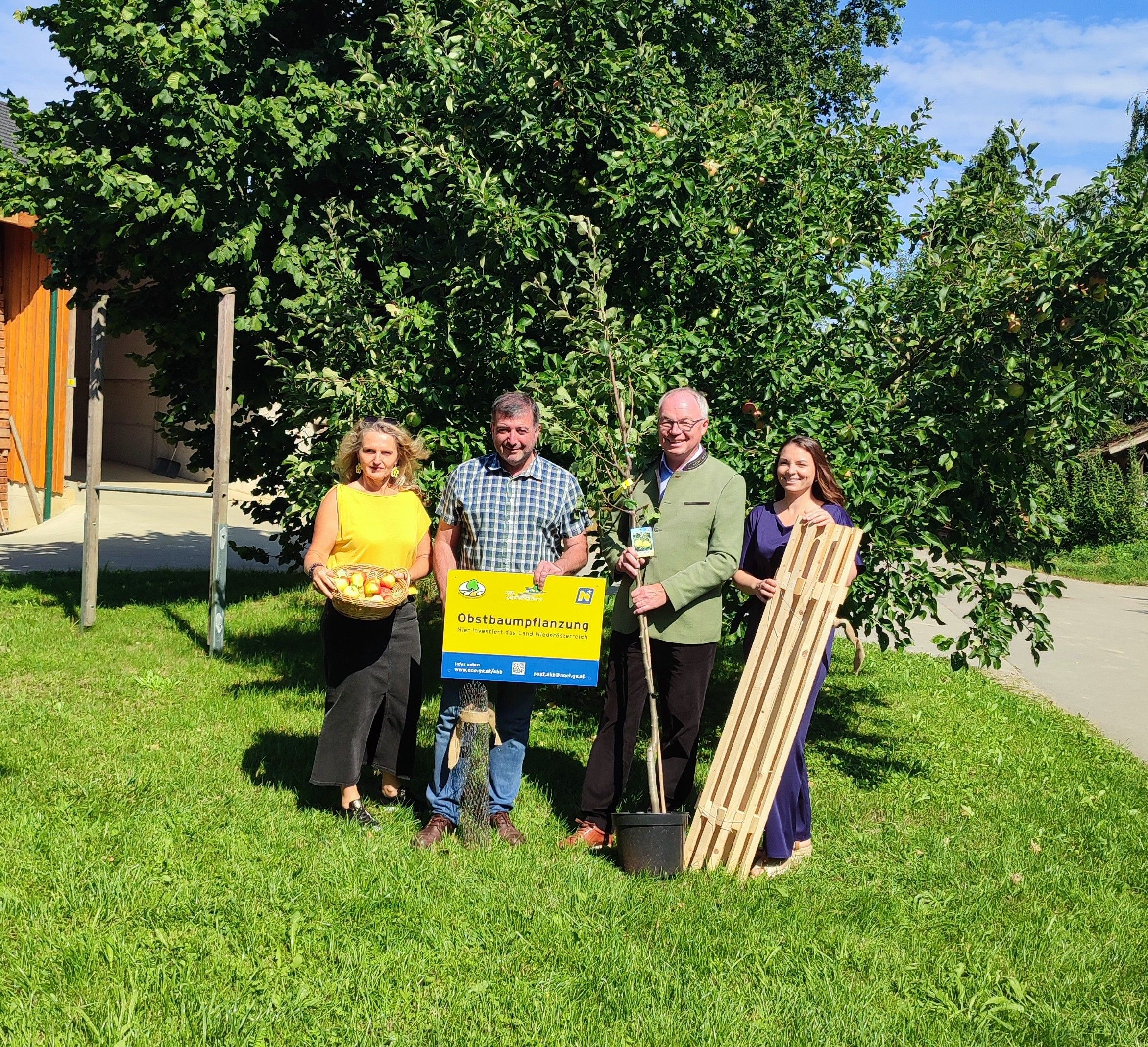 PR Foto querr Moststrasse_2025 @NLK Obstbaumpflanzaktion