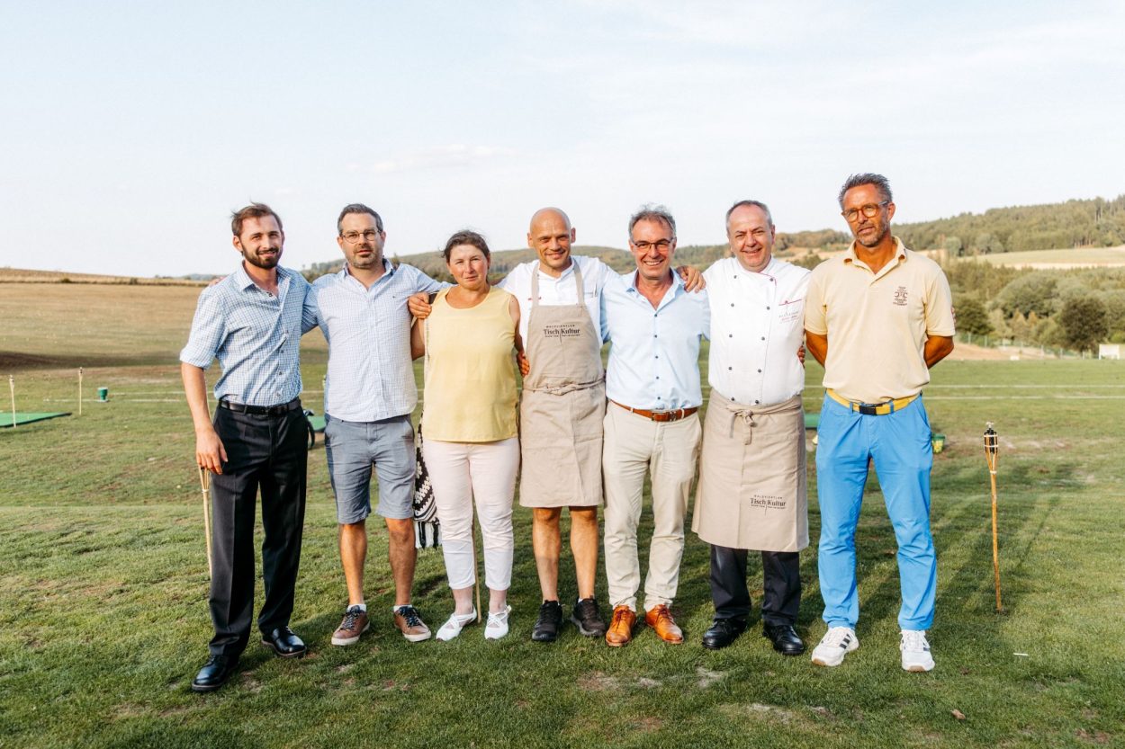 Gruppenfoto bei der Waldviertler TischKultur am Golfplatz in Ottenstein